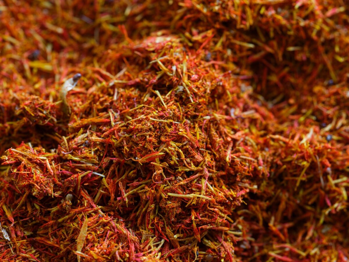 Close-up of vibrant saffron threads showcasing exotic colors and texture — زعفران ریٹ پاکستان