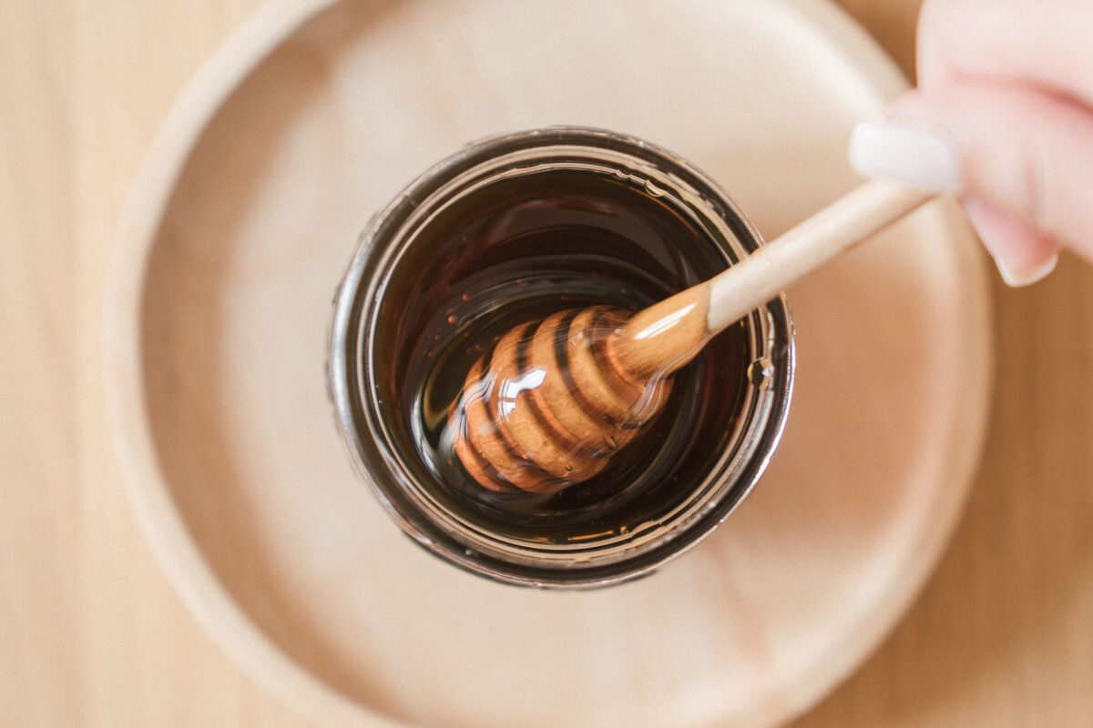 Top view of honey dipper in a jar, perfect for culinary and food themes — Shilajit Honey Syrup for immunity